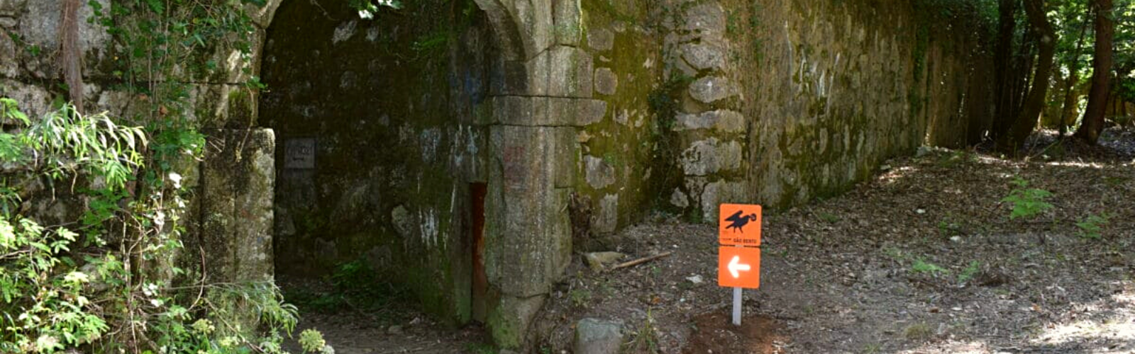 Arco da calçada existente do lado poente do Mosteiro de São Martinho de Tibães.