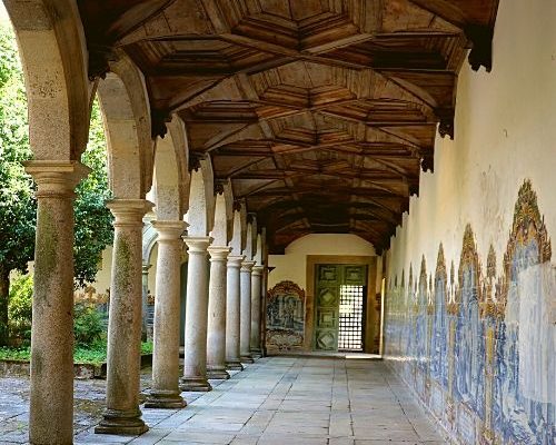 Vista geral da ala poente do claustro do cemitério do Mosteiro de São Martinho de Tibães.